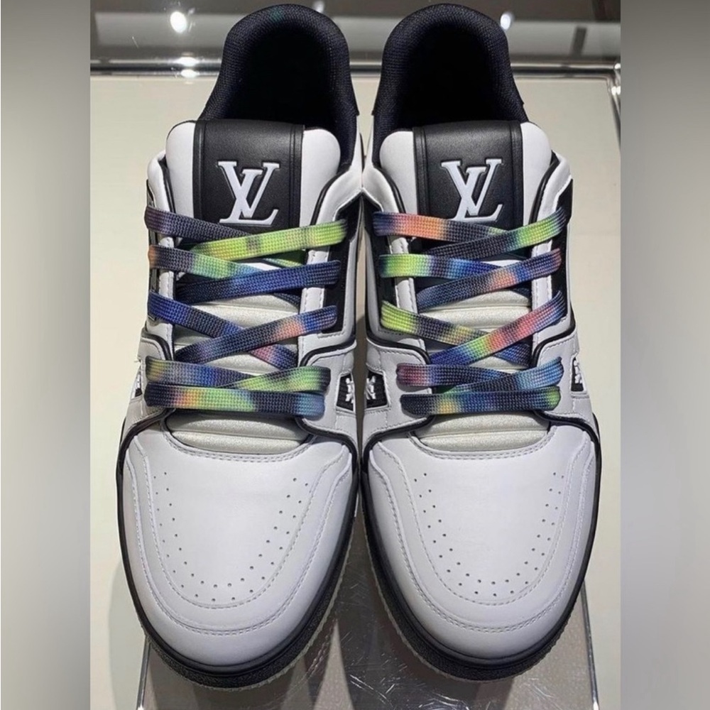 LV Trainer Sneaker Louis Vuitton size 8. US 10